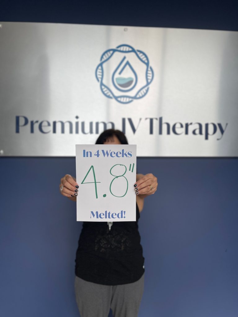 Testimonial result, a woman holding a paper with "In 4 weeks 4.8" melted" written on it.